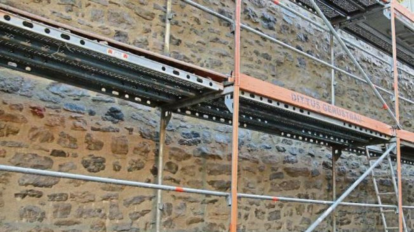 Die Vaihinger Stadtmauer guckt nach ihrer Sanierung schon ziemlich proper hinterm Gerüst hervor. Foto: Rücker Die Vaihinger Stadtmauer guckt nach ihrer Sanierung schon ziemlich proper hinterm Gerüst hervor. Foto: Rücker