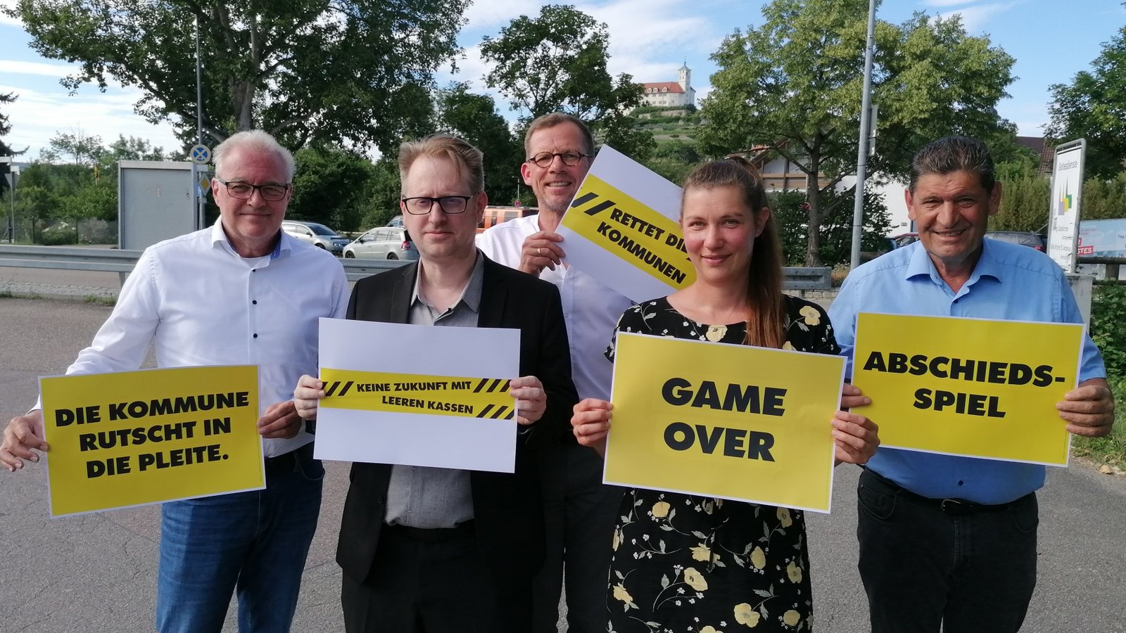 Wollen auf die dramatische finanzielle Lage der Stadt aufmerksam machen (von links): Joachim Müller, Alexander Kern, Uwe Skrzypek-Muth, Laura Lumpp, Eberhard Zucker. Foto: Banholzer Wollen auf die dramatische finanzielle Lage der Stadt aufmerksam machen (von links): Joachim Müller, Alexander Kern, Uwe Skrzypek-Muth, Laura Lumpp, Eberhard Zucker. Foto: Banholzer
