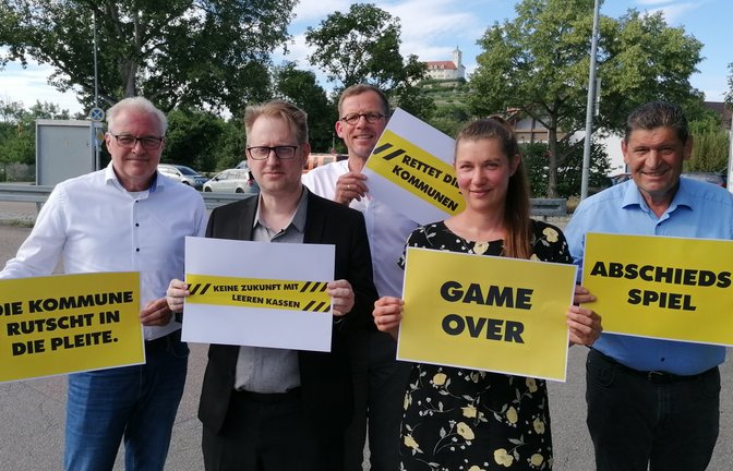 Wollen auf die dramatische finanzielle Lage der Stadt aufmerksam machen (von links): Joachim Müller, Alexander Kern, Uwe Skrzypek-Muth, Laura Lumpp, Eberhard Zucker. <span class='image-autor'>Foto: Banholzer</span>