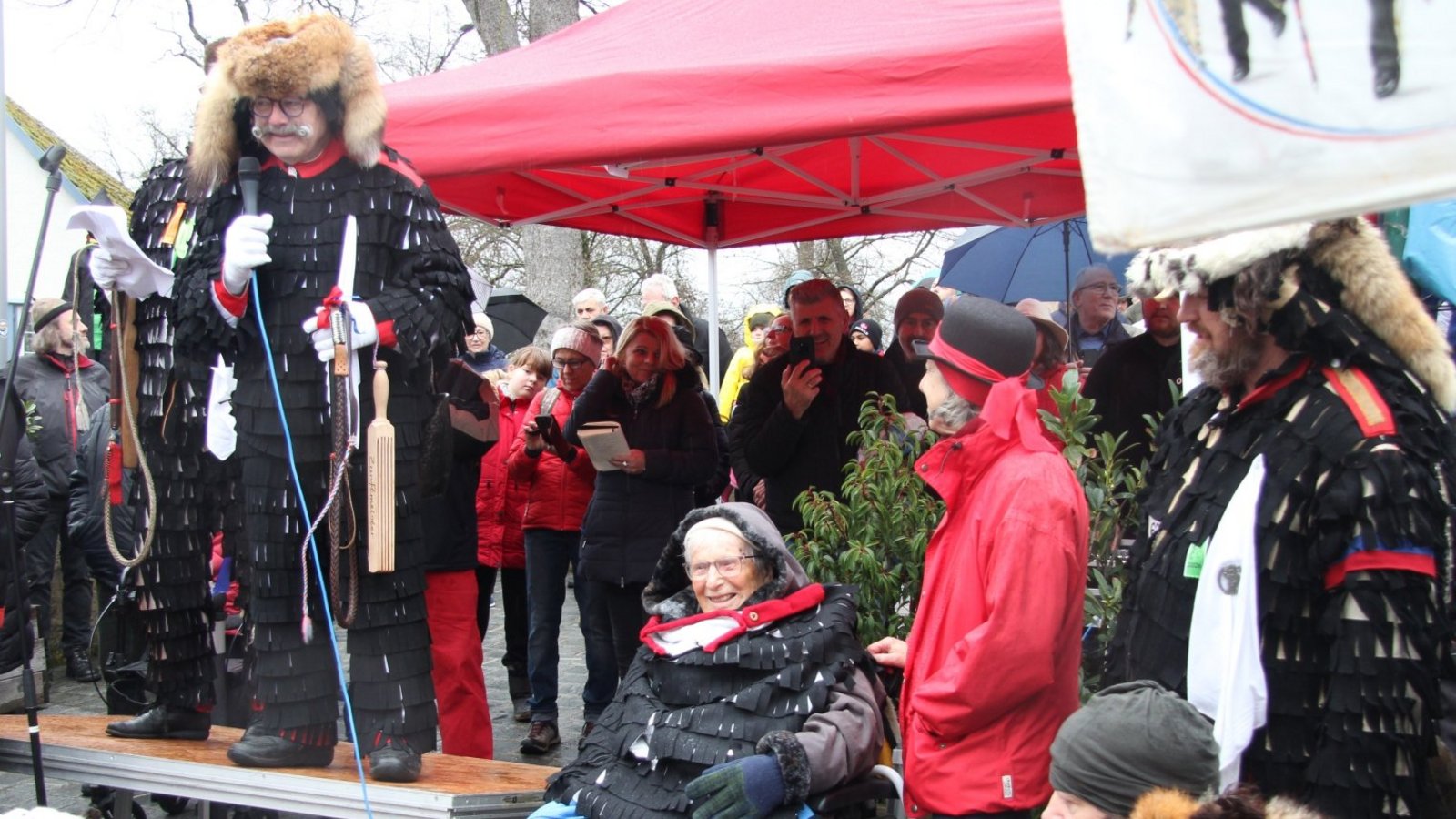 Lilly Auer (im Rollstuhl) ist 100 Jahre alt – und noch immer begeisterter Urzeln-Fan.