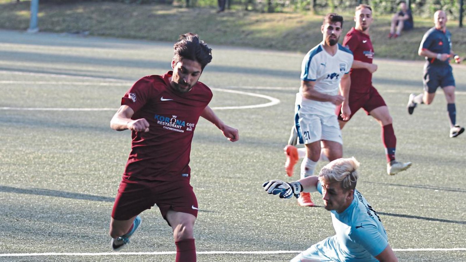 Cihat Aytac, der hier Besigheims Torwart Robin-Dean Mihojlovic aussteigen lässt, ist der Antreiber und Taktgeber der Enzweihinger. Foto: Nachreiner Cihat Aytac, der hier Besigheims Torwart Robin-Dean Mihojlovic aussteigen lässt, ist der Antreiber und Taktgeber der Enzweihinger. Foto: Nachreiner