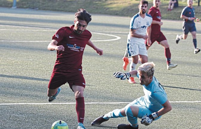 Cihat Aytac, der hier Besigheims Torwart Robin-Dean Mihojlovic aussteigen lässt, ist der Antreiber und Taktgeber der Enzweihinger. Foto: Nachreiner
