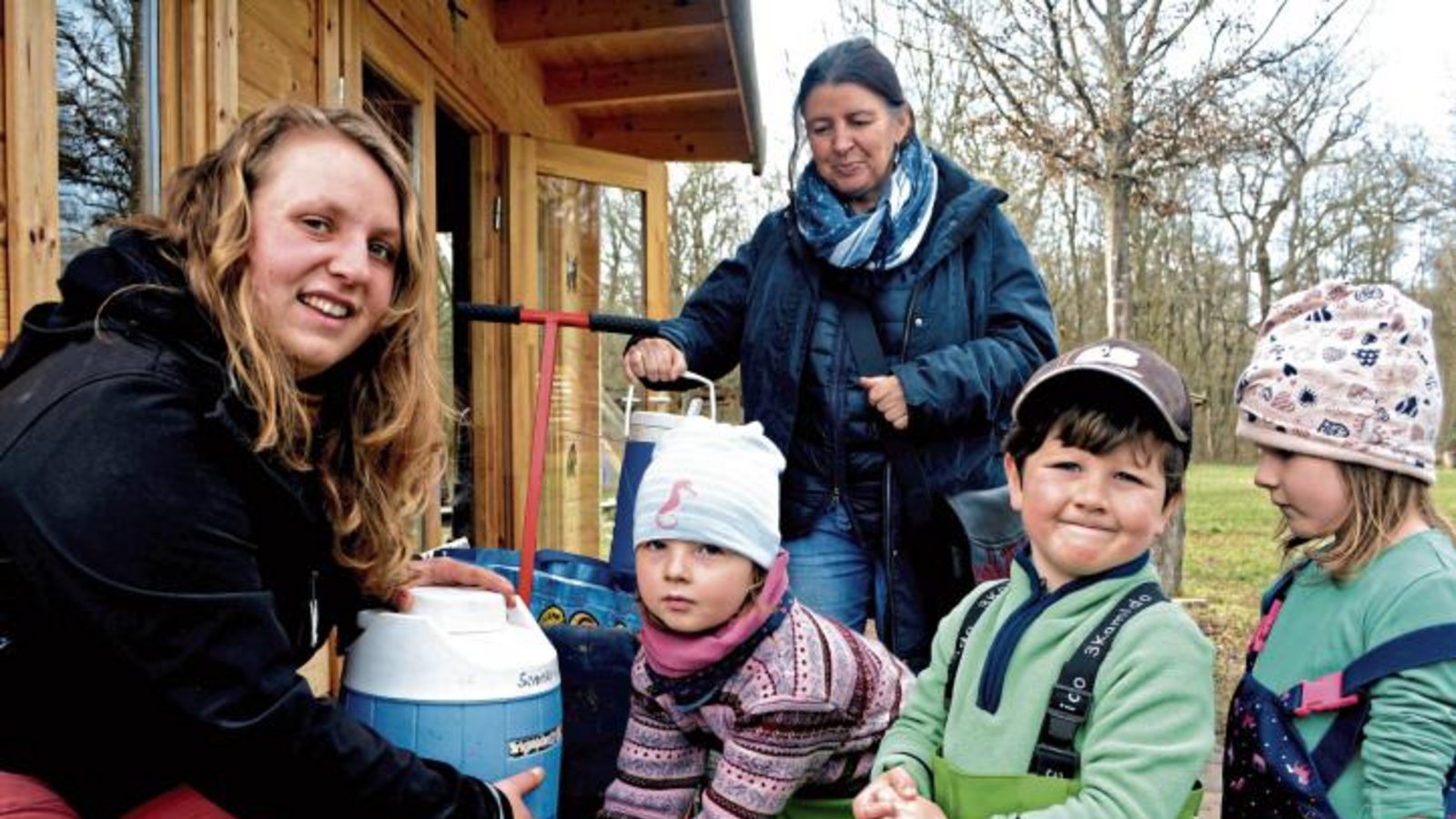 Vor dem Essen Hände waschen nicht vergessen: Erzieherin Tamara Hauser und Einrichtungsleiterin Sabine Pörner (stehend) sorgen für das Wasser. Fotos: Stahlfeld Vor dem Essen Hände waschen nicht vergessen: Erzieherin Tamara Hauser und Einrichtungsleiterin Sabine Pörner (stehend) sorgen für das Wasser. Fotos: Stahlfeld
