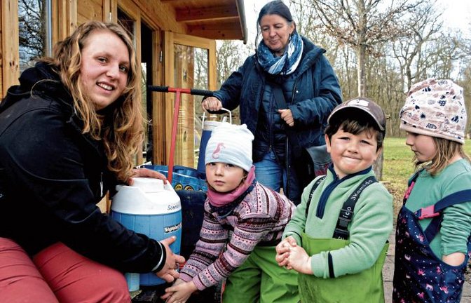 Vor dem Essen Hände waschen nicht vergessen: Erzieherin Tamara Hauser und Einrichtungsleiterin Sabine Pörner (stehend) sorgen für das Wasser. Fotos: Stahlfeld