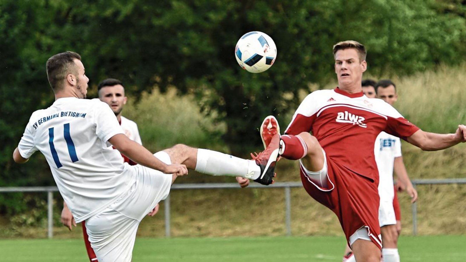 Spielertrainer Daniel Nissan (rechts) will mit den Kickern aus Hohenhaslach und Freudental den Schwung mitnehmen und aufsteigen. Foto: Leitner Spielertrainer Daniel Nissan (rechts) will mit den Kickern aus Hohenhaslach und Freudental den Schwung mitnehmen und aufsteigen. Foto: Leitner