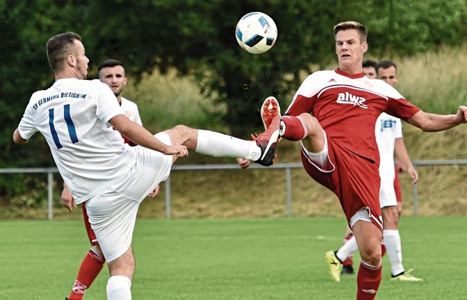 Spielertrainer Daniel Nissan (rechts) will mit den Kickern aus Hohenhaslach und Freudental den Schwung mitnehmen und aufsteigen.   Foto: Leitner