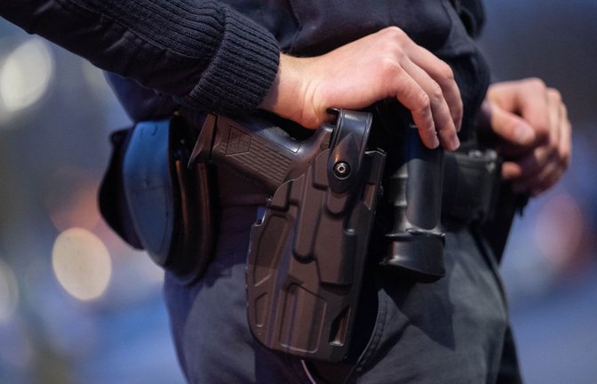 Der Tatverdächtige flüchtet, wurde aber von Polizisten festgenommen. (Symbolbild)<span class='image-autor'>Marijan Murat/dpa</span>