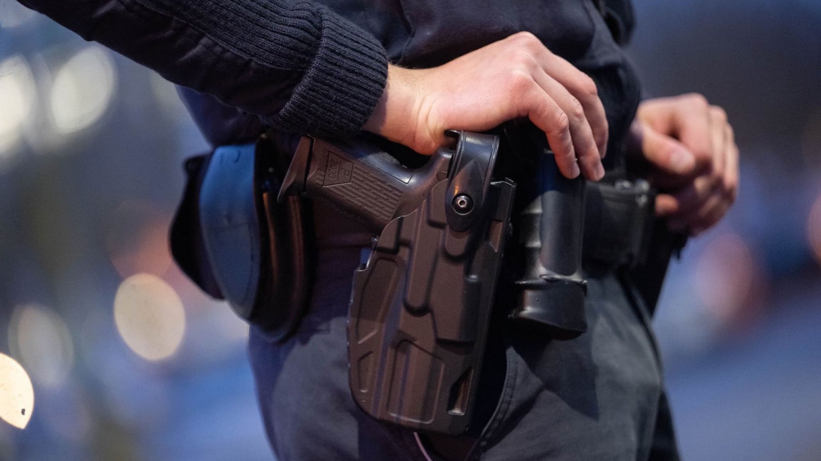 Der Tatverdächtige flüchtet, wurde aber von Polizisten festgenommen. (Symbolbild)Marijan Murat/dpa