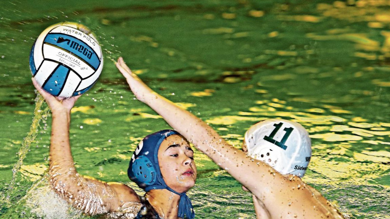 Eine der U-12-Wasserballerinnen aus Baden-Württemberg (links) kämpft im Inselbad um die Nico-Trophy. Fotos: Baumann Eine der U-12-Wasserballerinnen aus Baden-Württemberg (links) kämpft im Inselbad um die Nico-Trophy. Fotos: Baumann
