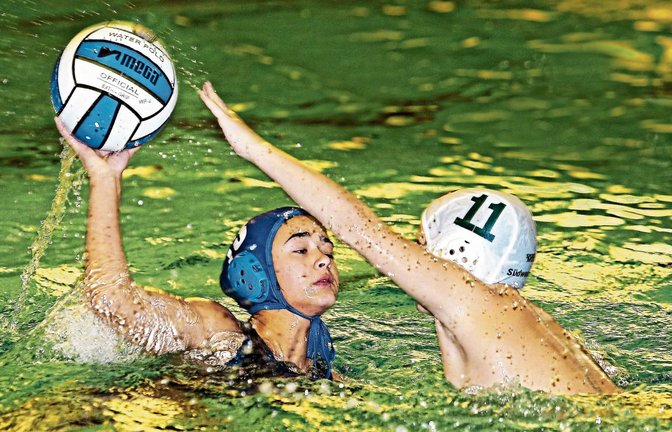 Eine der U-12-Wasserballerinnen aus Baden-Württemberg (links) kämpft im Inselbad um die Nico-Trophy.  Fotos: Baumann