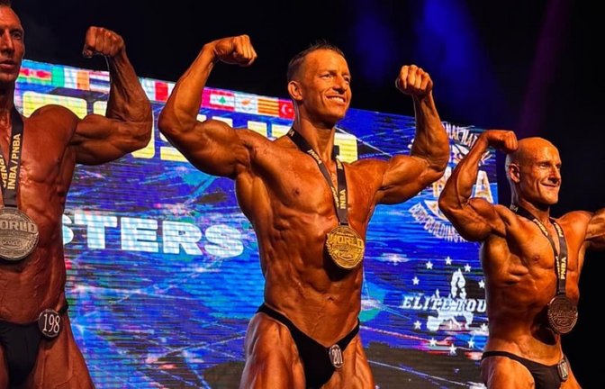 Christian Kellenberger (Mitte) bei der Weltmeisterschaft im Natural Bodybuilding.<span class='image-autor'>privat</span>