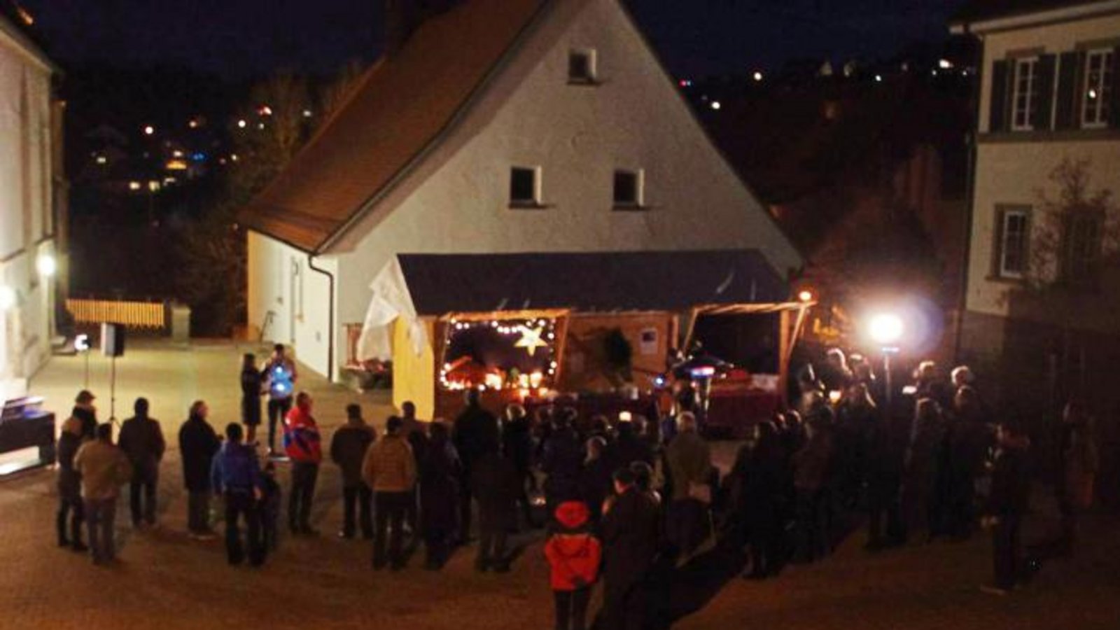 Die Adventshütte auf dem Eberdinger Kirchplatz war erneut ein Anziehungspunkt. Foto: p Die Adventshütte auf dem Eberdinger Kirchplatz war erneut ein Anziehungspunkt. Foto: p