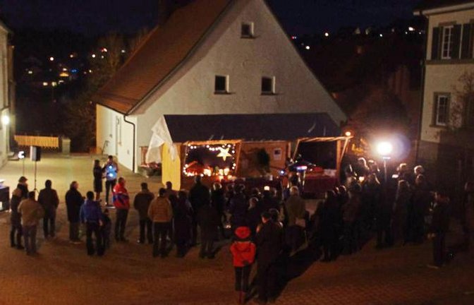 Die Adventshütte auf dem Eberdinger Kirchplatz war erneut ein Anziehungspunkt.  Foto: p