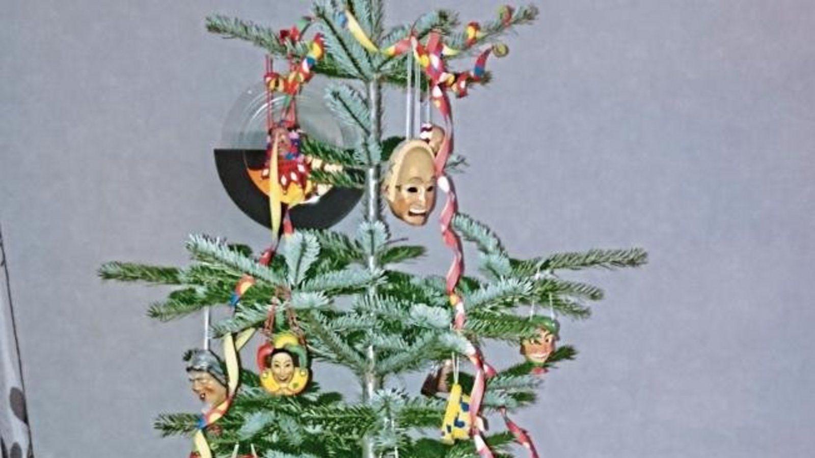 Fasnet steht vor der Tür – und Günter Wolf aus Eberdingen zeigt, wie sich aus einem Weihnachtsbaum ganz einfach ein Narrenbaum machen lässt.