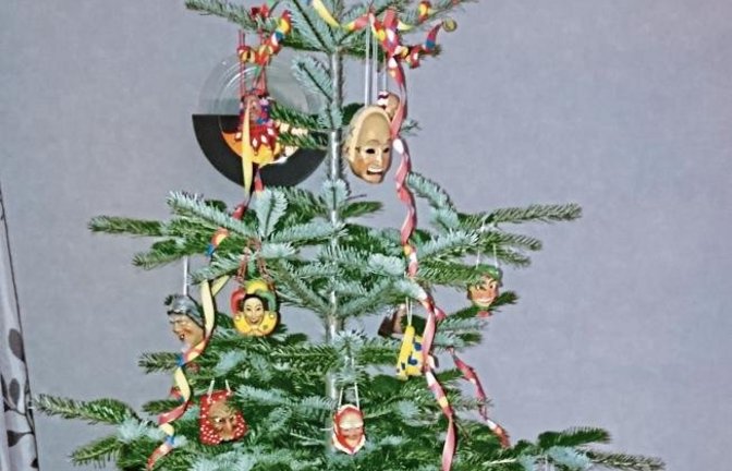 Fasnet steht vor der Tür – und Günter Wolf aus Eberdingen zeigt, wie sich aus einem Weihnachtsbaum ganz einfach ein Narrenbaum machen lässt.