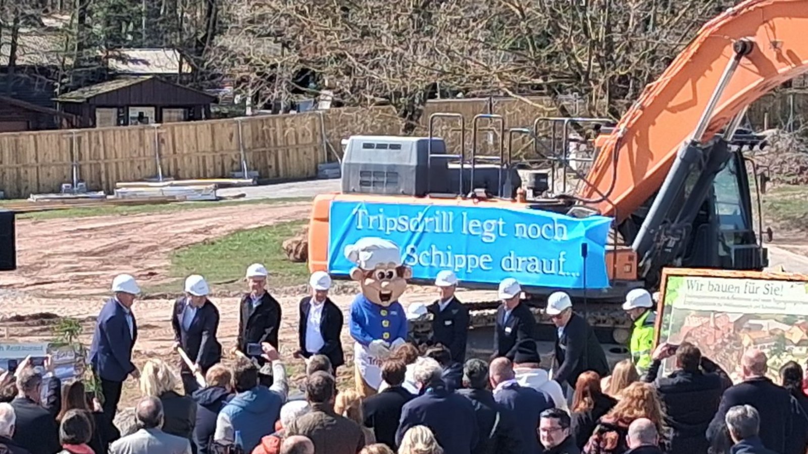 Großer Rummel: Beim symbolischen Spatenstich auf dem 10 000-Quadratmeter-Areal ist der Andrang enorm.  Fotos: Kauer