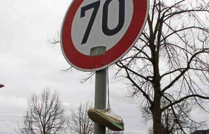 Wer vermisst einen Schuh in der Neuen Bahnhofstraße in Vaihingen?  Foto: Banholzer