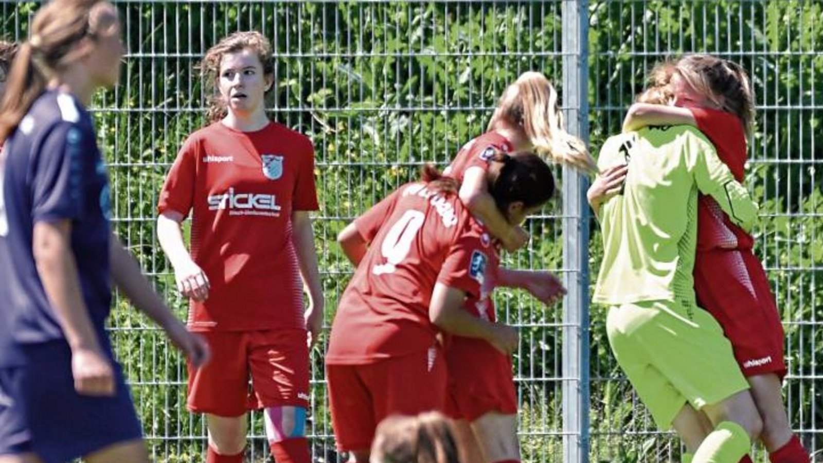 Unterschiedlicher könnten die Gefühle nicht sein: Hinten feiern die Löchgauerinnen den Bundesliga-Aufstieg, vorne sind die Augsburgerinnen zu Tode betrübt. Foto: Leitner Unterschiedlicher könnten die Gefühle nicht sein: Hinten feiern die Löchgauerinnen den Bundesliga-Aufstieg, vorne sind die Augsburgerinnen zu Tode betrübt. Foto: Leitner
