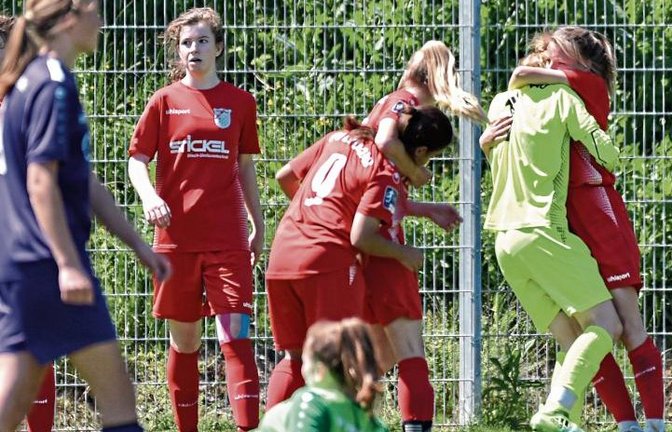 Unterschiedlicher könnten die Gefühle nicht sein: Hinten feiern die Löchgauerinnen den Bundesliga-Aufstieg, vorne sind die Augsburgerinnen zu Tode betrübt. Foto: Leitner