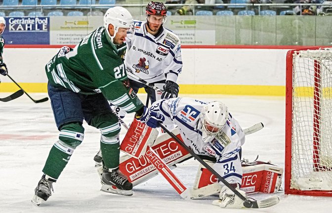 Im vergangenen Aufeinandertreffen mit Iserlohn scheitert Bietigheims Justin Kelly (links) an Roosters-Goalie Chet Pickard. Foto: Archiv/Simecek
