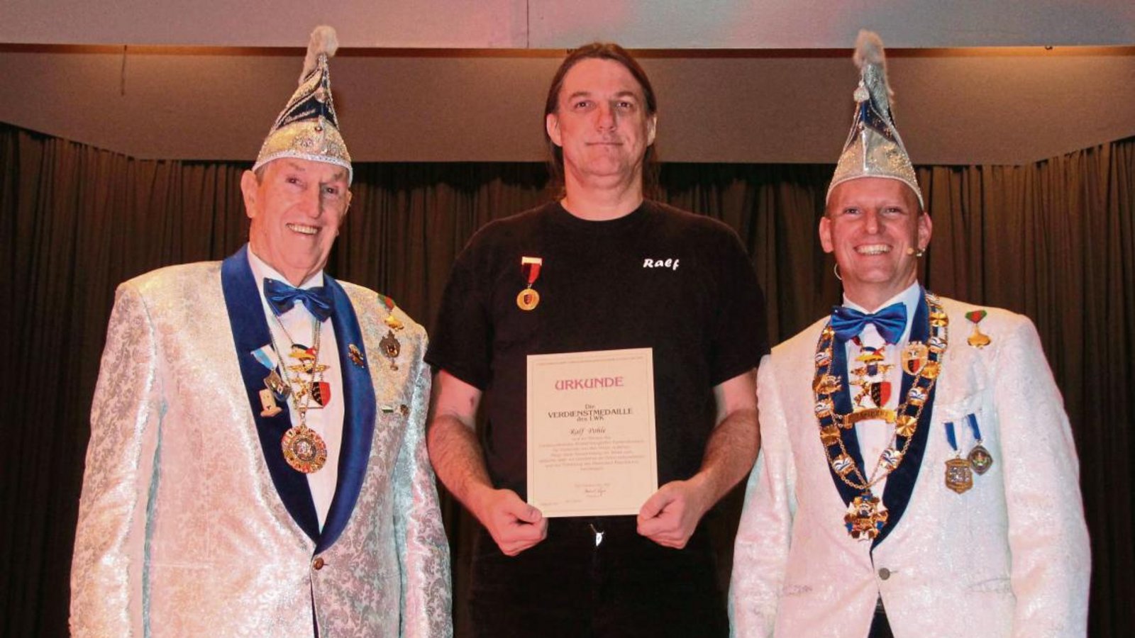 Ehrenpräsident Paul Walter (links) und Präsident Karsten Walter ehren Ralf Pohle (Mitte) für seine fünfjährige Tätigkeit als Schatzmeister. Ehrenpräsident Paul Walter (links) und Präsident Karsten Walter ehren Ralf Pohle (Mitte) für seine fünfjährige Tätigkeit als Schatzmeister.