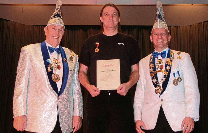 Ehrenpräsident Paul Walter (links) und Präsident Karsten Walter ehren Ralf Pohle (Mitte) für seine fünfjährige Tätigkeit als Schatzmeister.