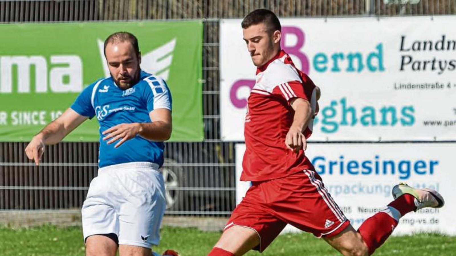 Die Mannschaft des TSV Aurich hat sich langsam gefunden, berichtet Trainer Jochen Heim. Robin Schwarz (links) zum Beispiel fühlt sich auch der Sechser-Position immer wohler. Foto: Leitner
