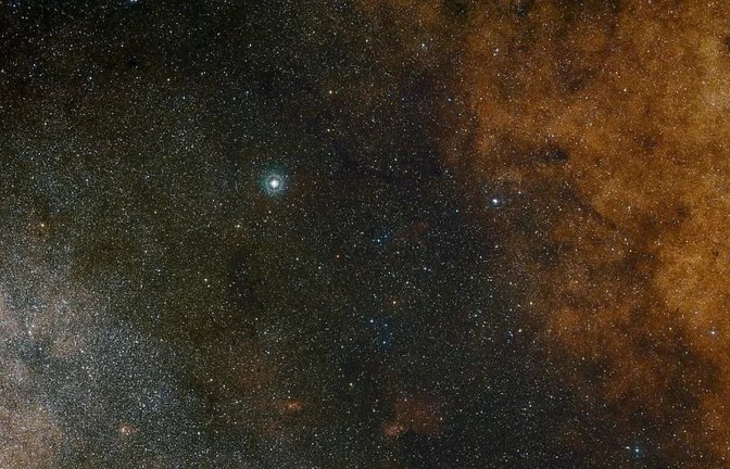 Diese Aufnahme im sichtbaren Licht zeigt die dichten Sternwolken im Sternbild Schütze (Sagittarius) in Richtung des Zentrums unserer Milchstraße.<span class='image-autor'>ESO and Digitized Sky Survey</span>