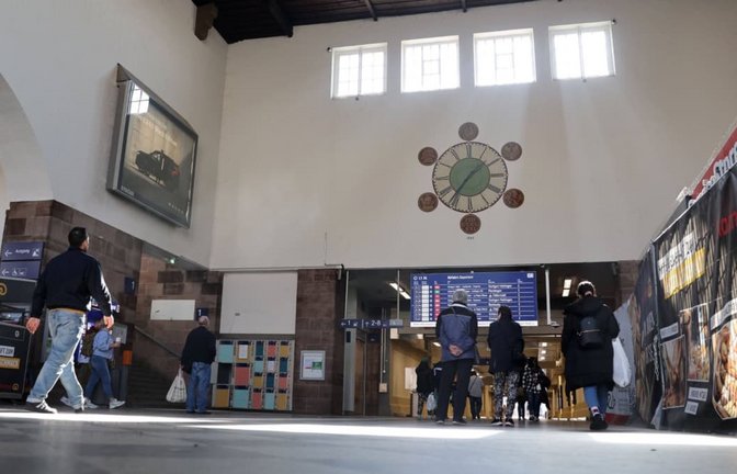 Bahnhof in Bad Cannstatt: Bei einer Kontrolle in der Bahnhofshalle wird ein Polizist verletzt (Archivbild).<span class='image-autor'>www.imago-images.de</span>