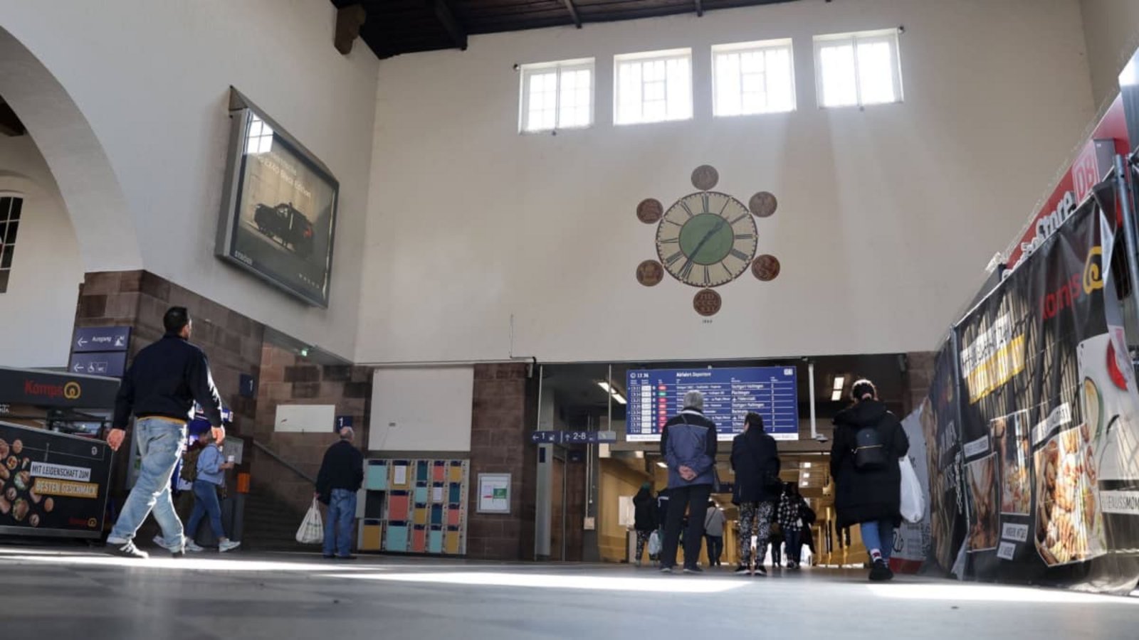 Bahnhof in Bad Cannstatt: Bei einer Kontrolle in der Bahnhofshalle wird ein Polizist verletzt (Archivbild).www.imago-images.de Bahnhof in Bad Cannstatt: Bei einer Kontrolle in der Bahnhofshalle wird ein Polizist verletzt (Archivbild).www.imago-images.de