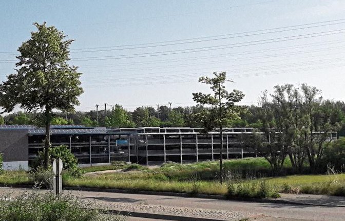 Gute Nachrichten für Bahnfahrer: Das neue Parkhaus am Vaihinger Bahnhof sieht nicht nur fertig aus, sondern es wird auch demnächst fertig, lässt die Stadtverwaltung wissen. Für den 8. Juli ist die Einweihung geplant.  Foto: Rücker