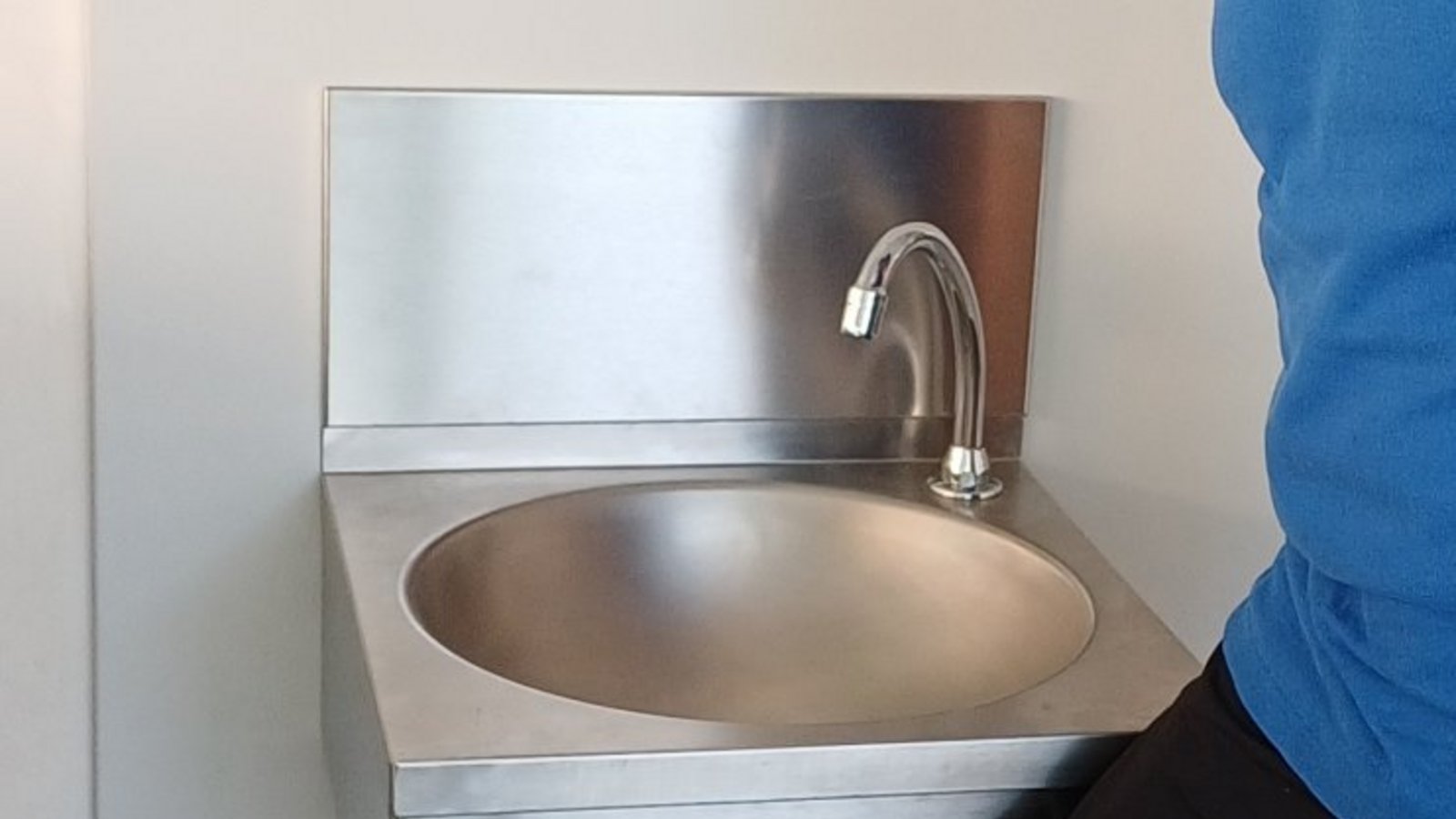 Der neue Trinkbrunnen. Hier kann man mit der Hüfte den Wasserknopf betätigen. Der neue Trinkbrunnen. Hier kann man mit der Hüfte den Wasserknopf betätigen.