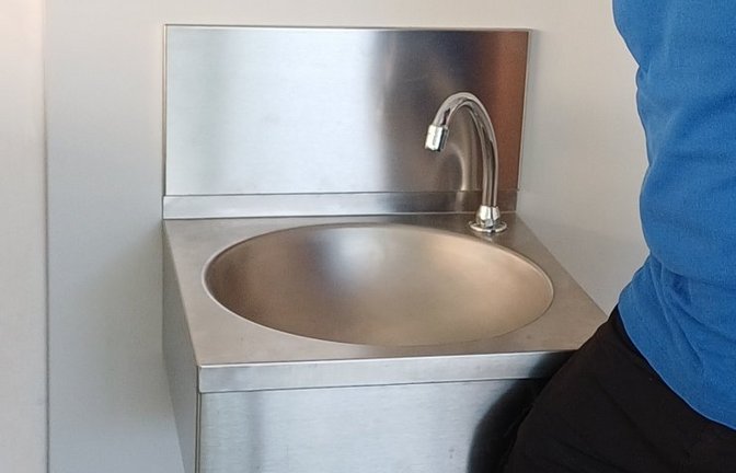 Der neue Trinkbrunnen. Hier kann man mit der Hüfte den Wasserknopf betätigen.
