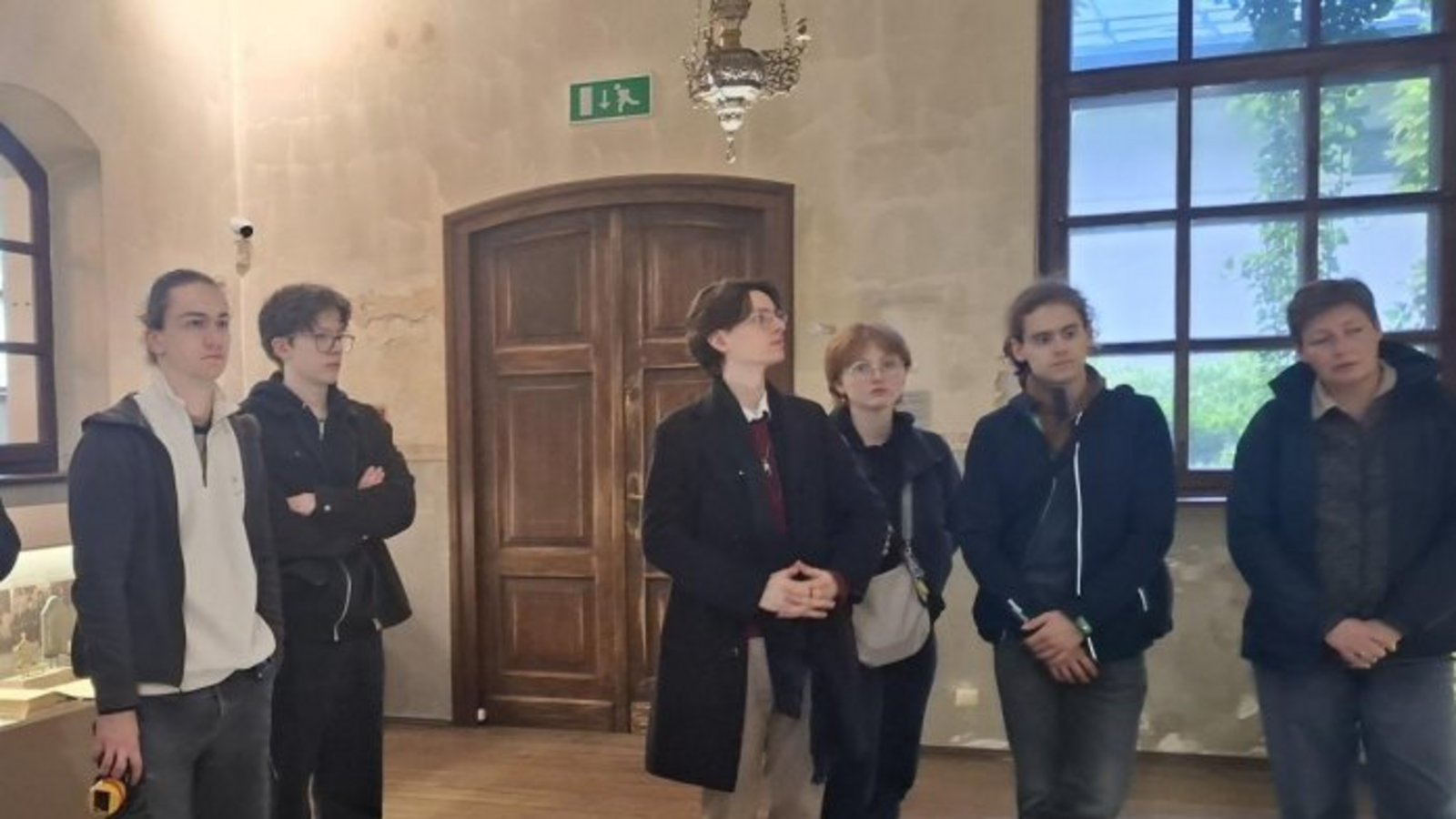Die Schüler in der Gedenkstätte. Foto: p
