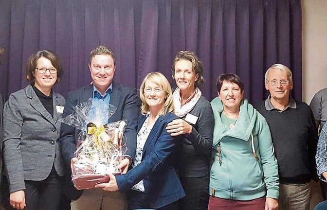 Karin Eckstein mit dem Vorstand des Fördervereins in der bisherigen Zusammensetzung (von links): Martin Mörmann, Stefanie Köppl-Rau, Stefan Weber, Karin Eckstein, Susanne Kiefner, Edith Heyde, Dr. Udo Beller, Götz und Carmela Ratgeber.  Foto: p