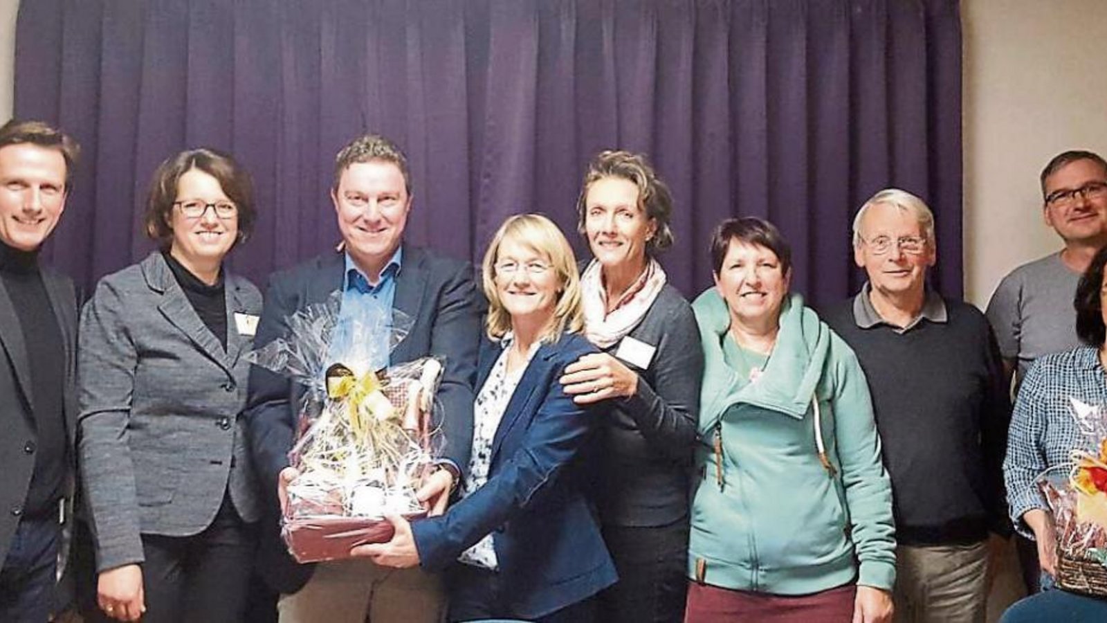 Karin Eckstein mit dem Vorstand des Fördervereins in der bisherigen Zusammensetzung (von links): Martin Mörmann, Stefanie Köppl-Rau, Stefan Weber, Karin Eckstein, Susanne Kiefner, Edith Heyde, Dr. Udo Beller, Götz und Carmela Ratgeber. Foto: p Karin Eckstein mit dem Vorstand des Fördervereins in der bisherigen Zusammensetzung (von links): Martin Mörmann, Stefanie Köppl-Rau, Stefan Weber, Karin Eckstein, Susanne Kiefner, Edith Heyde, Dr. Udo Beller, Götz und Carmela Ratgeber. Foto: p
