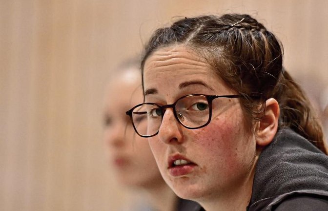 Anna Winkler ist beim Champions-Cup in Dennach fast nur zum Zuschauen verurteilt. im Halbfinale gegen die Gastgeberinnen bekommt sie praktisch keine Chance, im Spiel um Platz drei wird sie nur rund anderthalb Sätze eingesetzt. Foto: Hennrich