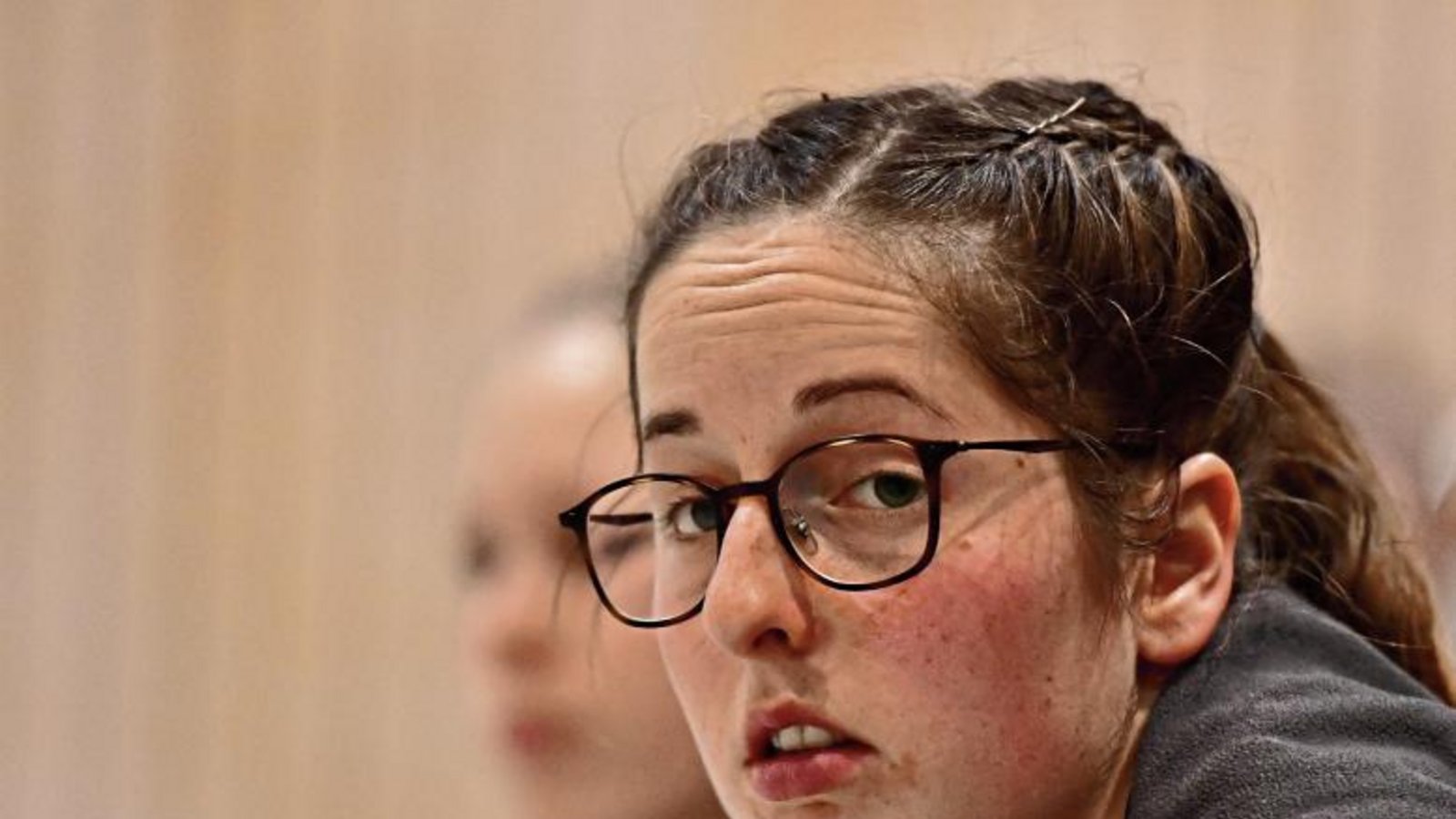 Anna Winkler ist beim Champions-Cup in Dennach fast nur zum Zuschauen verurteilt. im Halbfinale gegen die Gastgeberinnen bekommt sie praktisch keine Chance, im Spiel um Platz drei wird sie nur rund anderthalb Sätze eingesetzt. Foto: Hennrich Anna Winkler ist beim Champions-Cup in Dennach fast nur zum Zuschauen verurteilt. im Halbfinale gegen die Gastgeberinnen bekommt sie praktisch keine Chance, im Spiel um Platz drei wird sie nur rund anderthalb Sätze eingesetzt. Foto: Hennrich