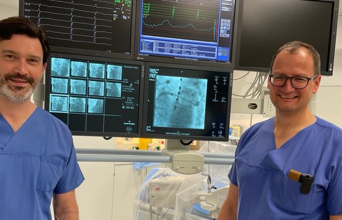 Dr. Ulli Parade (links) und Dr. Stefan Pfeiffer freuen sich über die erfolgreiche Zusammenarbeit in der Kardiologie im Krankenhaus Mühlacker. <span class='image-autor'>Foto: p</span>
