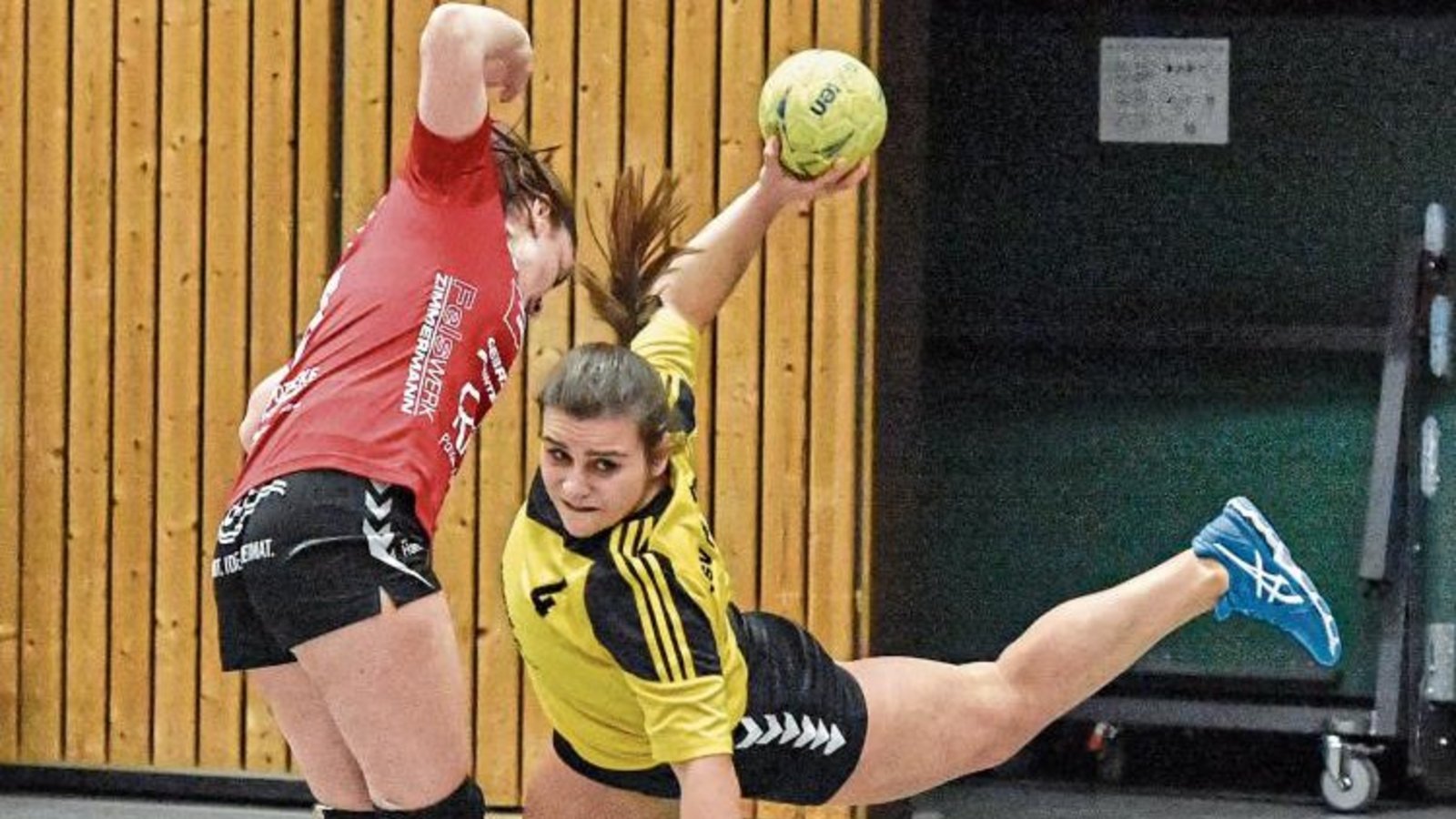Afroditi Kalaitzidou (rechts), die vor der Saison erst vom HCME nach Oberriexingen gewechselt ist, war von ihren ehemaligen Mannschaftskameradinnen praktisch nicht zu halten. Foto: Leitner