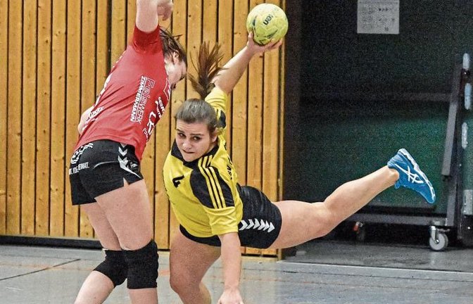 Afroditi Kalaitzidou (rechts), die vor der Saison erst vom HCME nach Oberriexingen gewechselt ist, war von ihren ehemaligen Mannschaftskameradinnen praktisch nicht zu halten. Foto: Leitner