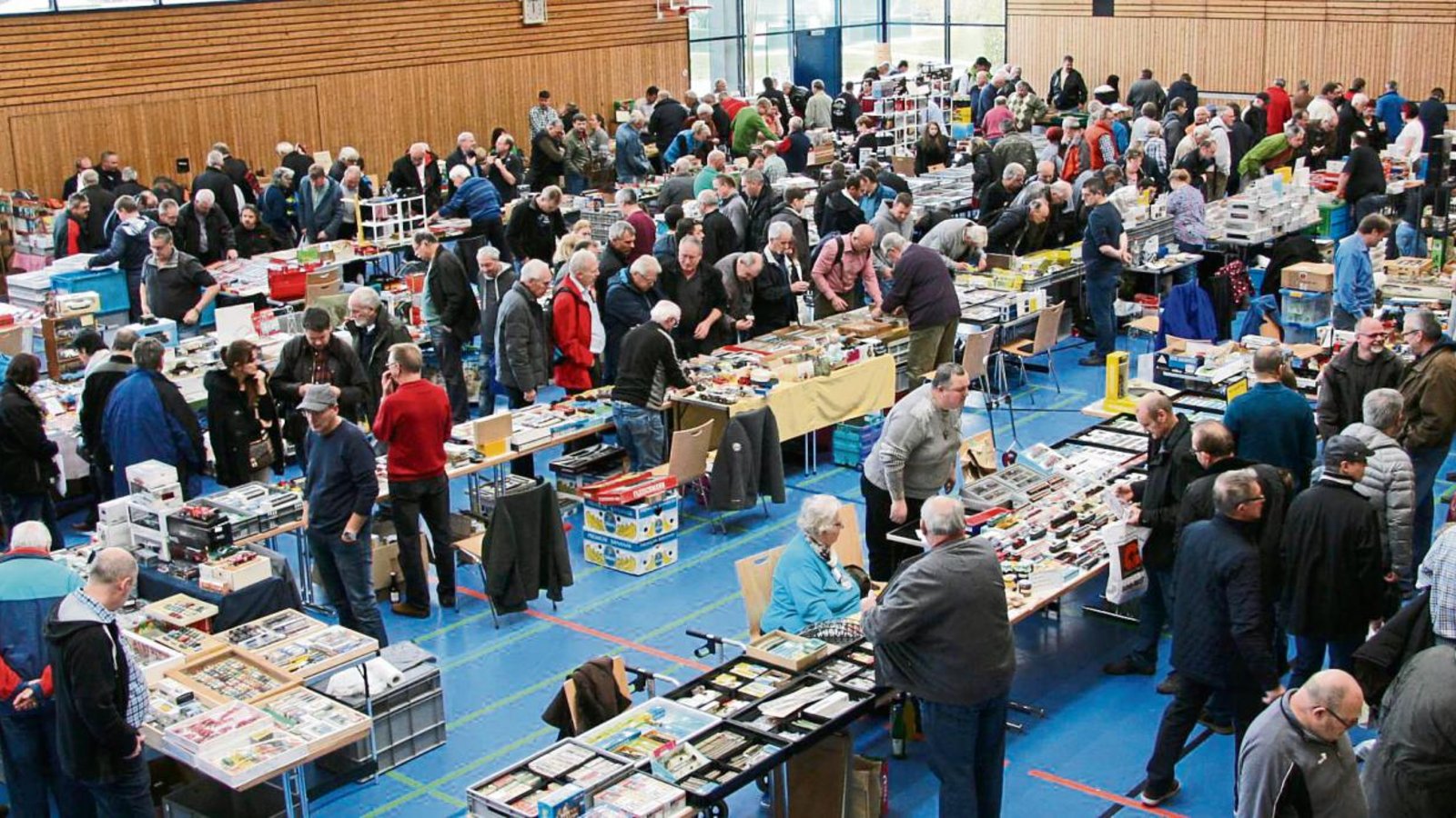 Schon kurz nach der Eröffnung drängen sich die Modell-Begeisterten in der Sersheimer Sport- und Kulturhalle. Fotos: Rücker Schon kurz nach der Eröffnung drängen sich die Modell-Begeisterten in der Sersheimer Sport- und Kulturhalle. Fotos: Rücker