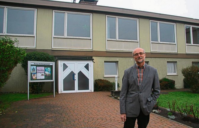 Wolfgang Schlecht, seit vier Jahren Pfarrer der evangelischen Kirchengemeinde Illingen, wird weiterhin in dem Gebäude aus den 1960er Jahren zu tun haben.  Foto: Thaler