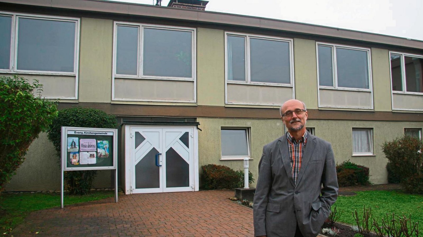 Wolfgang Schlecht, seit vier Jahren Pfarrer der evangelischen Kirchengemeinde Illingen, wird weiterhin in dem Gebäude aus den 1960er Jahren zu tun haben.  Foto: Thaler
