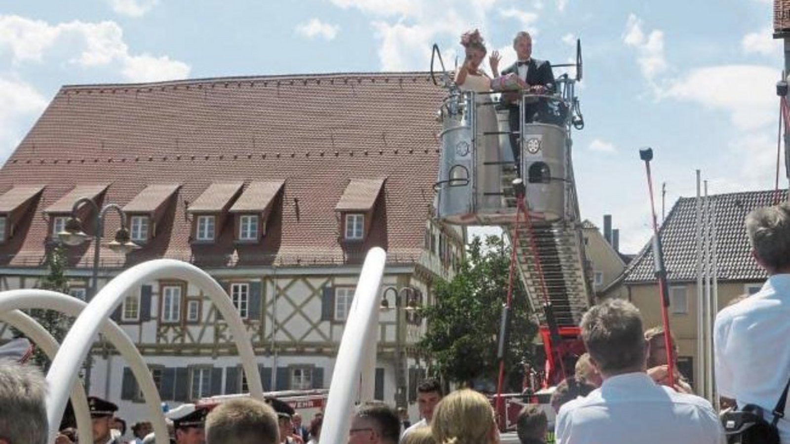 Auf dem Weg in den siebten Himmel: Josephine und ihr Mann Thomas Häberle heben am Wochenende vor dem Enzweihinger Kirchplatz ab. Die Drehleiter der Feuerwehr fungiert als Himmelsleiter. Foto: Pfisterer Auf dem Weg in den siebten Himmel: Josephine und ihr Mann Thomas Häberle heben am Wochenende vor dem Enzweihinger Kirchplatz ab. Die Drehleiter der Feuerwehr fungiert als Himmelsleiter. Foto: Pfisterer