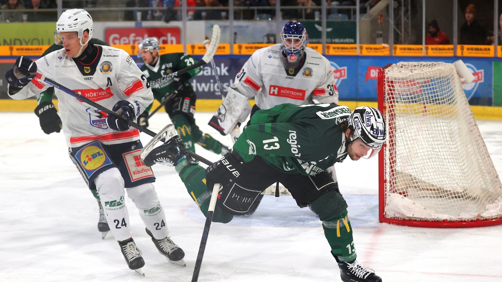 Gute Haltungsnoten verdient sich Christoph Kiefersauer (rechts) von den Bietigheim Steelers, der seinem Gegenspieler Corey Mapes aus Heilbronn entwischt.  Foto: Baumann