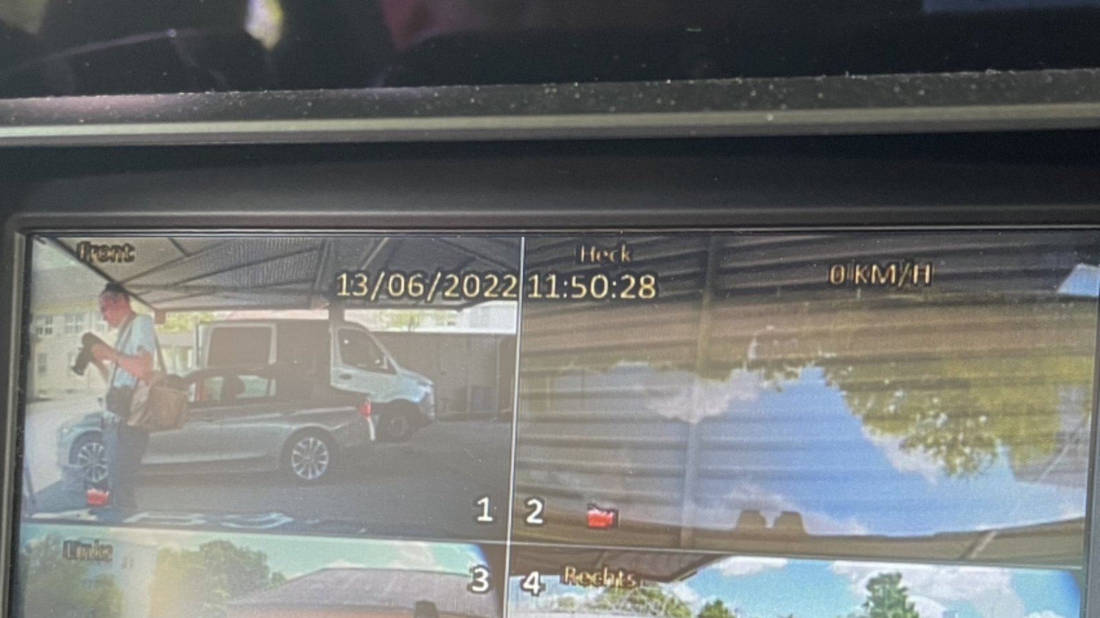Der Monitor, welcher sich im Fahrzeuginneren befindet, zeigt die Aufnahmen aller vier Kameras.