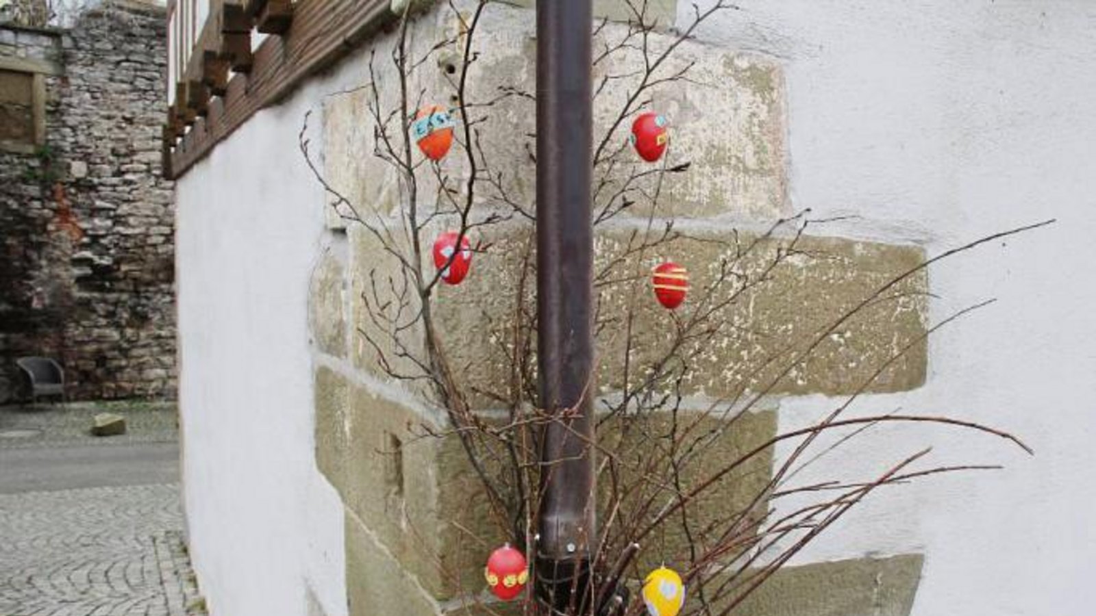 Drei Wochen noch bis Ostern. An diesem Haus in Vaihingen wurde sogar das Fallrohr der Dachrinne dekoriert.  Foto: Elsässer