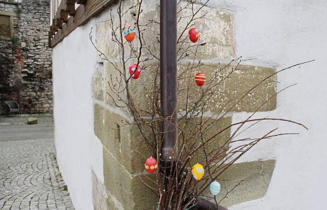 Drei Wochen noch bis Ostern. An diesem Haus in Vaihingen wurde sogar das Fallrohr der Dachrinne dekoriert.  Foto: Elsässer