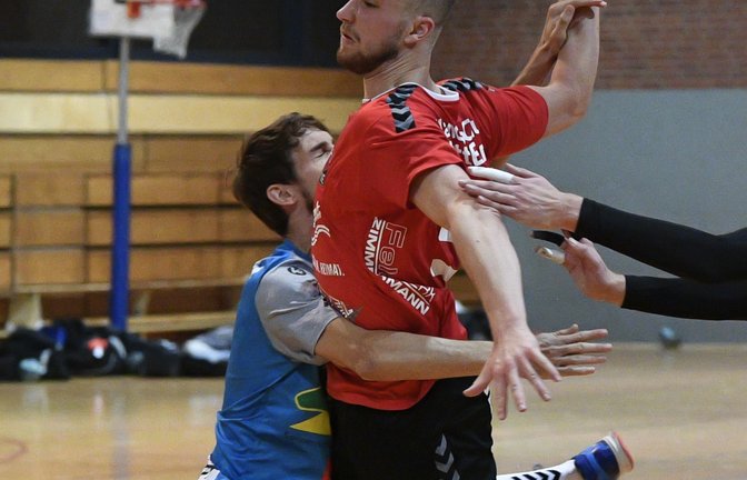Hinter dem Einsatz von Yannick Ott (rechts) steht ein Fragezeichen, nachdem der Rückraumspieler des HC Metter-Enz im Training zwei Mal kurz hintereinander umgeknickt ist. <span class='image-autor'>Foto: Leitner</span>